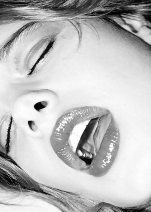 Sexy supermodel Camille Rowe
