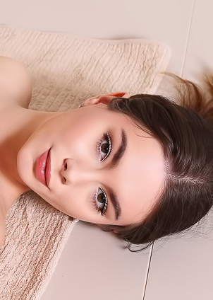 Liz Ocean Reveals Her Feet and Shaved Pussy Delicately